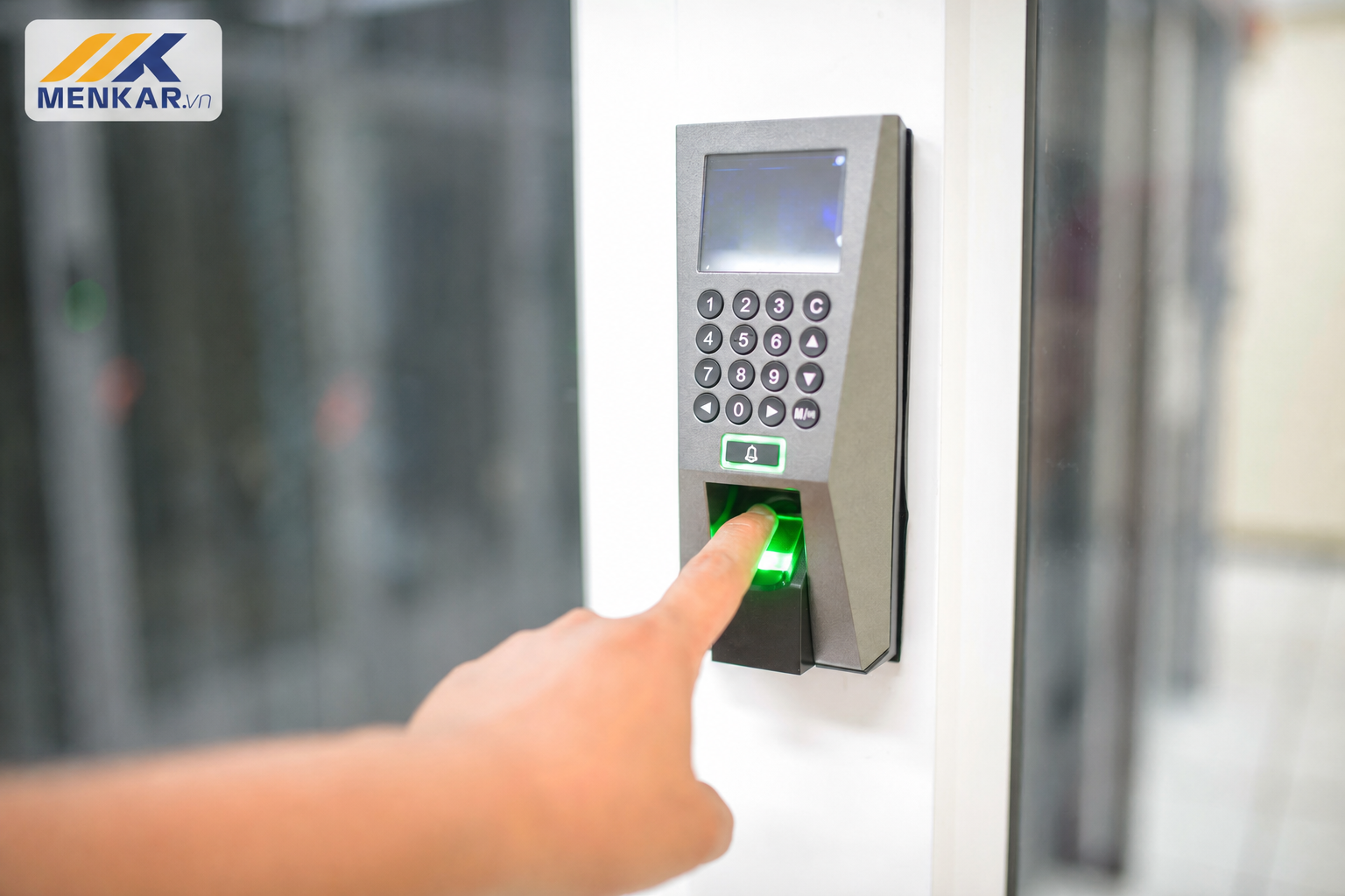Nhân viên chấm công bằng vân tay tại văn phòng MENKAR