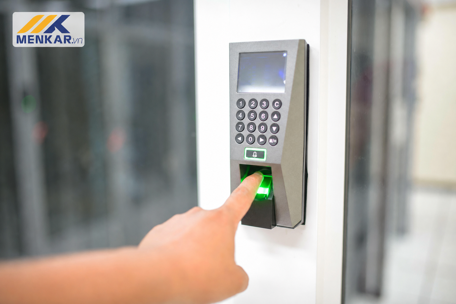 Khóa điện tử tích hợp đầu đọc vân tay và mã số MENKAR