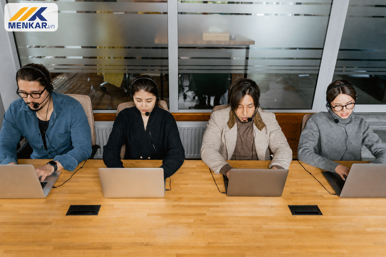 Nhân viên văn phòng kết nối WiFi Menkar